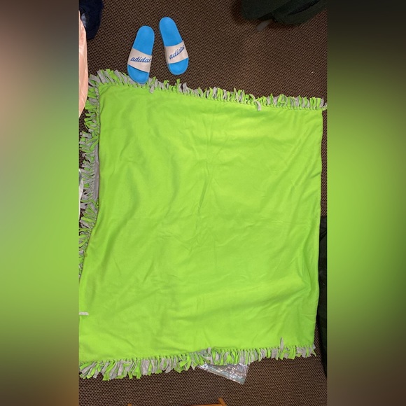 URGENT - Big Green/Grey Very Warm Blanket - Picture 4 of 4